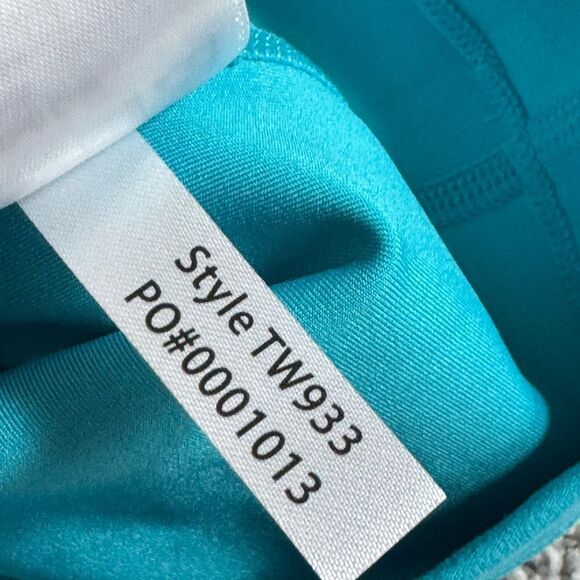 Tasc Tank Top Womens Size Medium Sculptive  Racer Back built in Bra Capri New - Picture 10 of 14